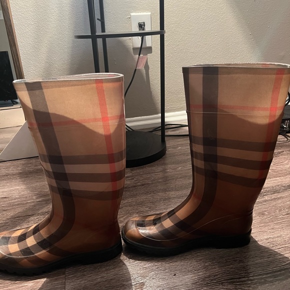 Burberry rain boots - Picture 2 of 5